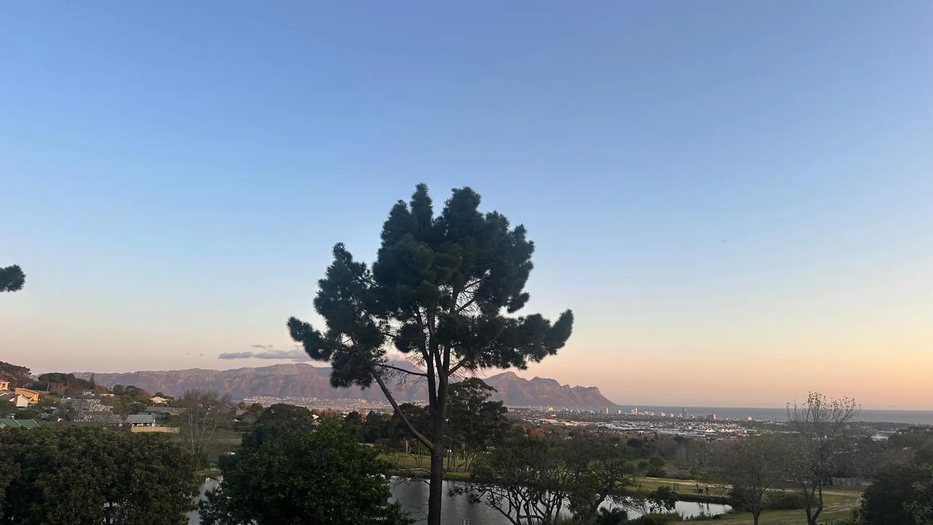 Somerset-West Prime Spot- Solar Powered! Cape Town 0*,  Güney Afrika
