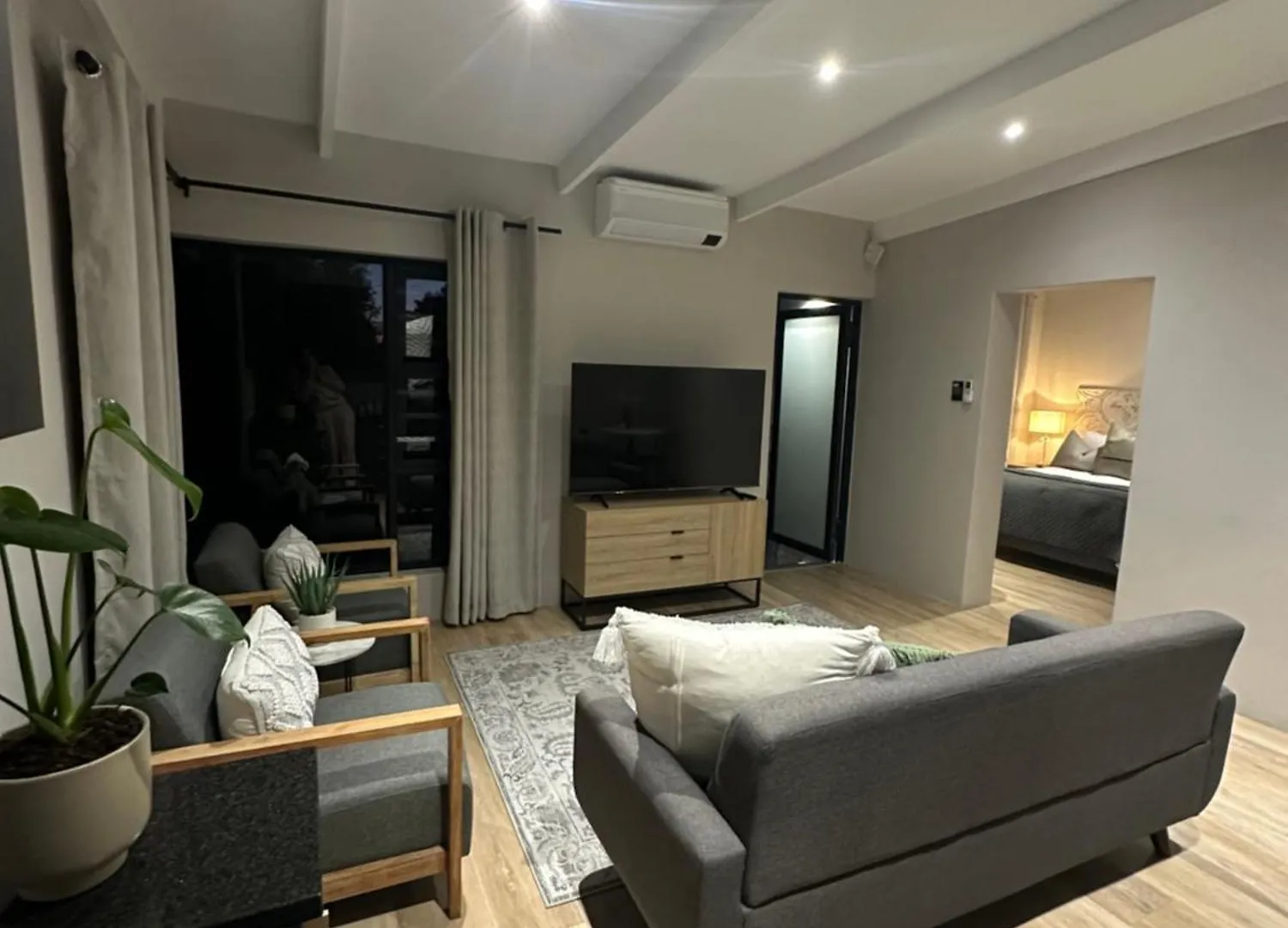 Somerset-West Prime Spot- Solar Powered! Cape Town 0*,